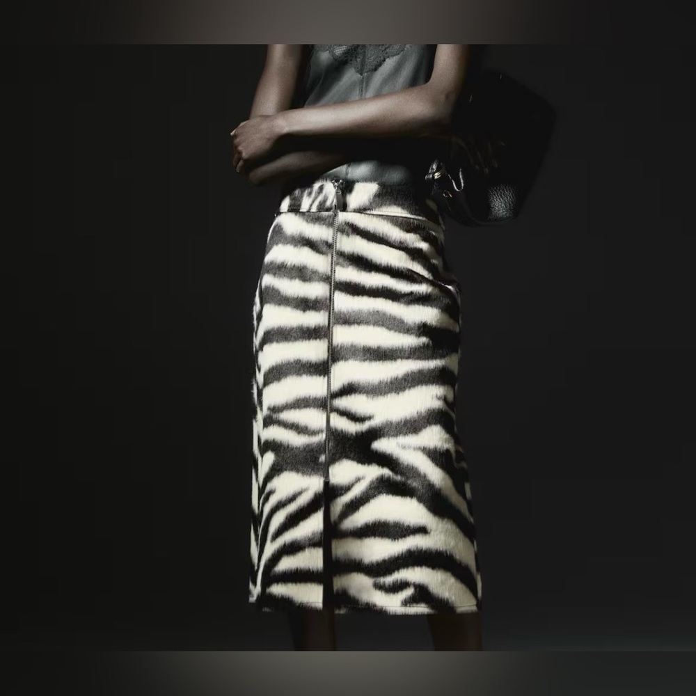 H&M zip front skirt NO OFFERS. ZEBRA